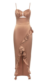 MIDIKLEID MIT SPAGHETTI-TRÄGERN UND RÜSCHEN IN BRAUN